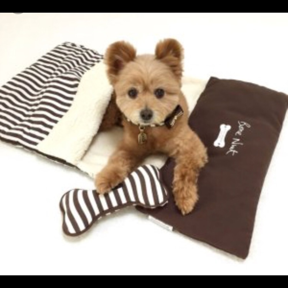 Henri Bendel Packable Dog Travel Blanket